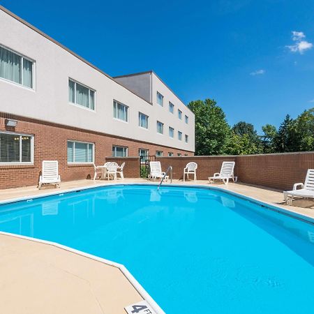 รามาดา โฮเต็ล แอนด์ คอนเฟอเรนซ์ เซ็นเตอร์ บาย วินด์แฮม เพนต์สวิลล์ Hotel Paintsville ภายนอก รูปภาพ