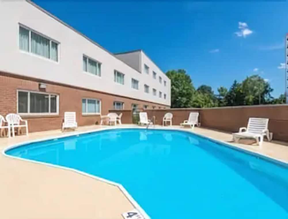 รามาดา โฮเต็ล แอนด์ คอนเฟอเรนซ์ เซ็นเตอร์ บาย วินด์แฮม เพนต์สวิลล์ Hotel Paintsville ภายนอก รูปภาพ