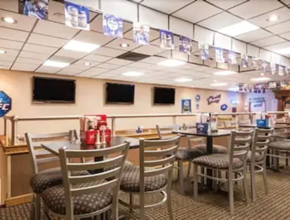 รามาดา โฮเต็ล แอนด์ คอนเฟอเรนซ์ เซ็นเตอร์ บาย วินด์แฮม เพนต์สวิลล์ Hotel Paintsville ภายนอก รูปภาพ