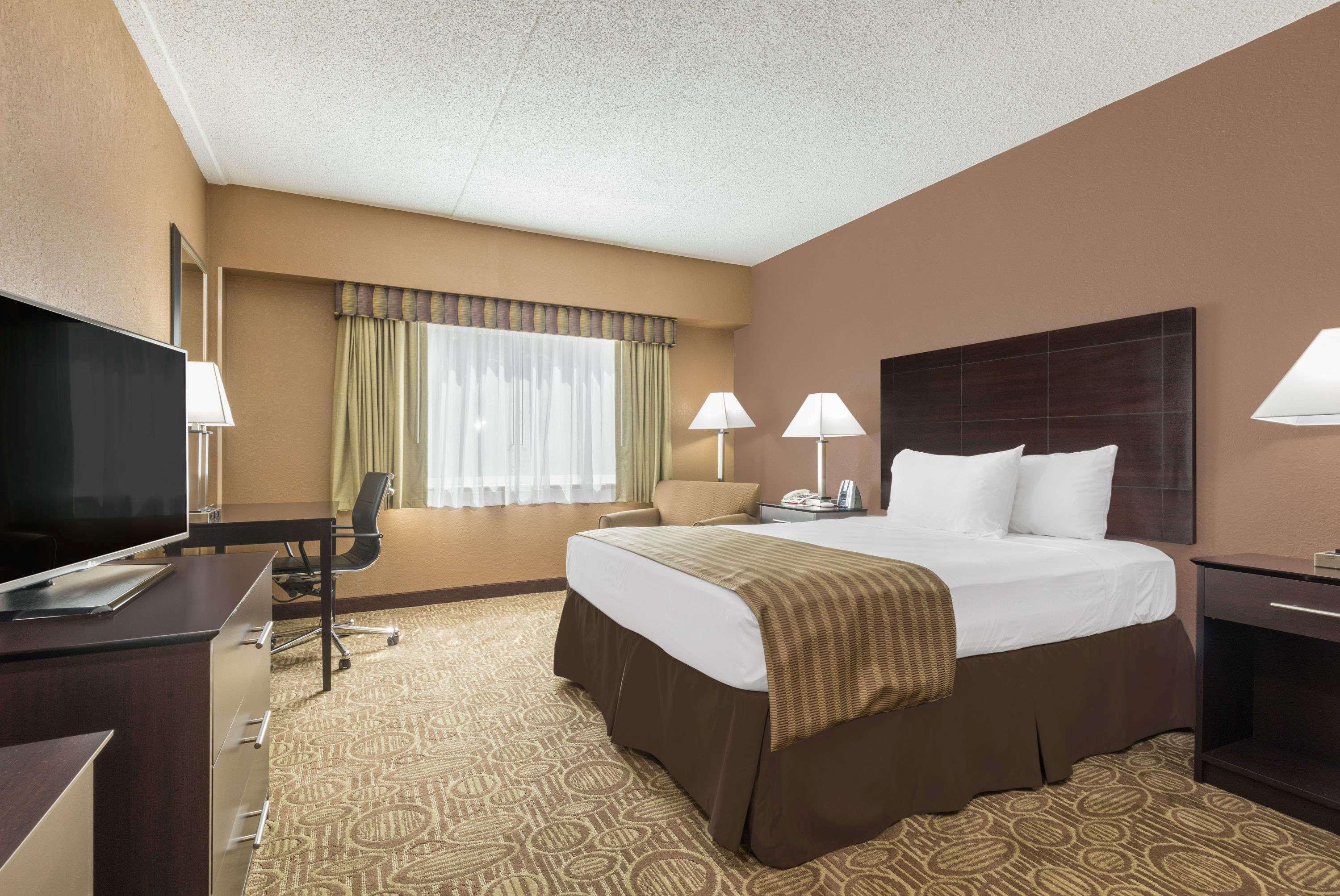 รามาดา โฮเต็ล แอนด์ คอนเฟอเรนซ์ เซ็นเตอร์ บาย วินด์แฮม เพนต์สวิลล์ Hotel Paintsville ภายนอก รูปภาพ