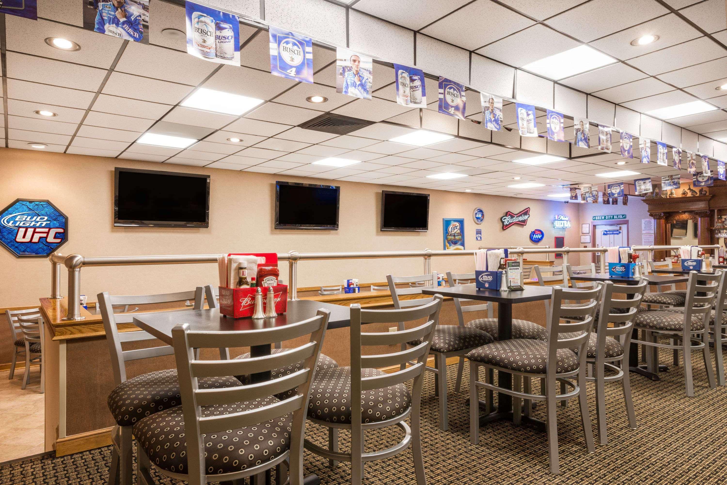 รามาดา โฮเต็ล แอนด์ คอนเฟอเรนซ์ เซ็นเตอร์ บาย วินด์แฮม เพนต์สวิลล์ Hotel Paintsville ภายนอก รูปภาพ