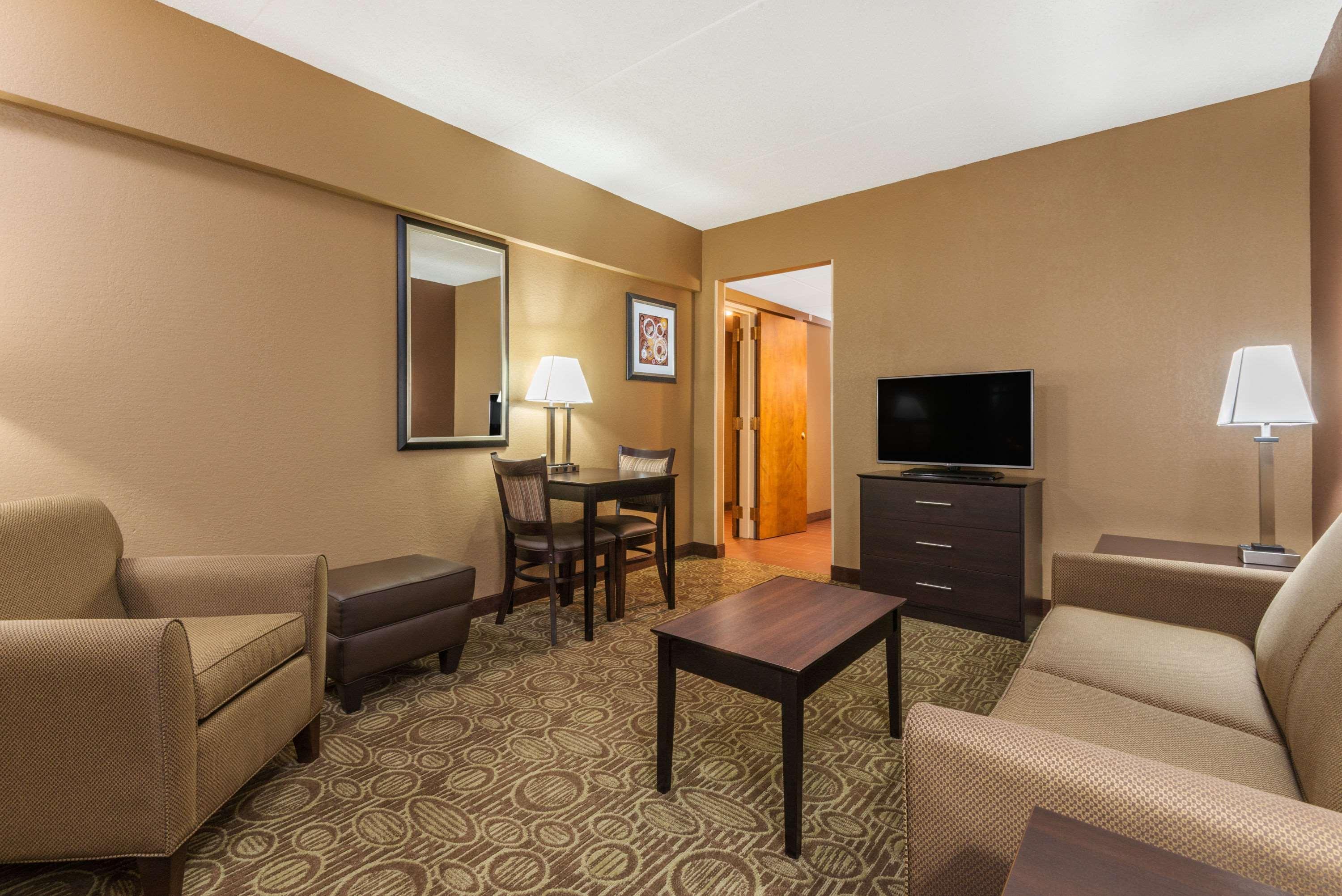รามาดา โฮเต็ล แอนด์ คอนเฟอเรนซ์ เซ็นเตอร์ บาย วินด์แฮม เพนต์สวิลล์ Hotel Paintsville ภายนอก รูปภาพ