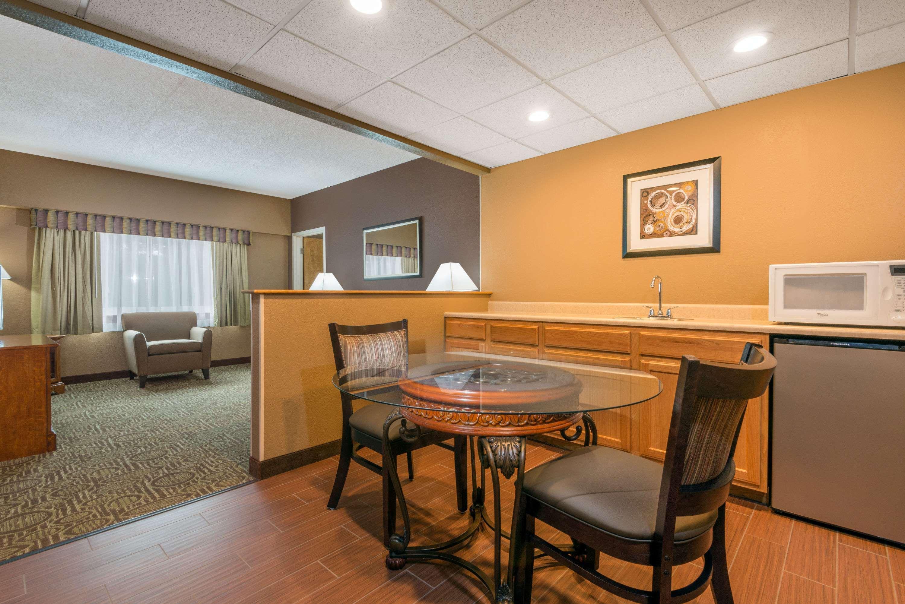 รามาดา โฮเต็ล แอนด์ คอนเฟอเรนซ์ เซ็นเตอร์ บาย วินด์แฮม เพนต์สวิลล์ Hotel Paintsville ภายนอก รูปภาพ